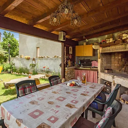 Cozy With Outdoor Bbq And Yard Apartment
