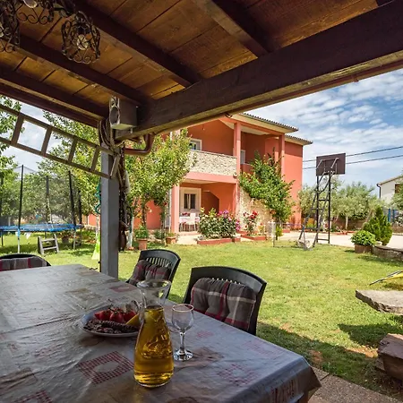 Cozy With Outdoor Bbq And Yard Sisan