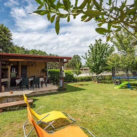Cozy With Outdoor Bbq And Yard *
