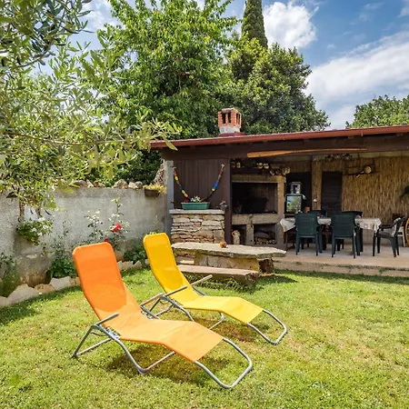 Cozy With Outdoor Bbq And Yard Sisan