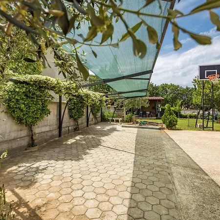 Cozy With Outdoor Bbq And Yard