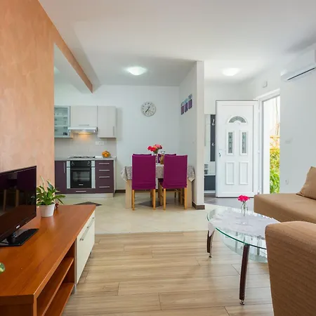 Cozy With Outdoor Bbq And Yard Apartment Sisan